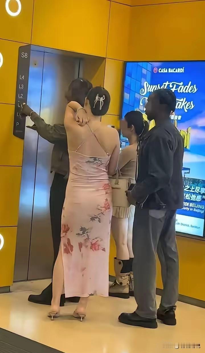 白人歧视黑人当奴隶，为啥有些中国女生把白人当“香饽饽”？真的越