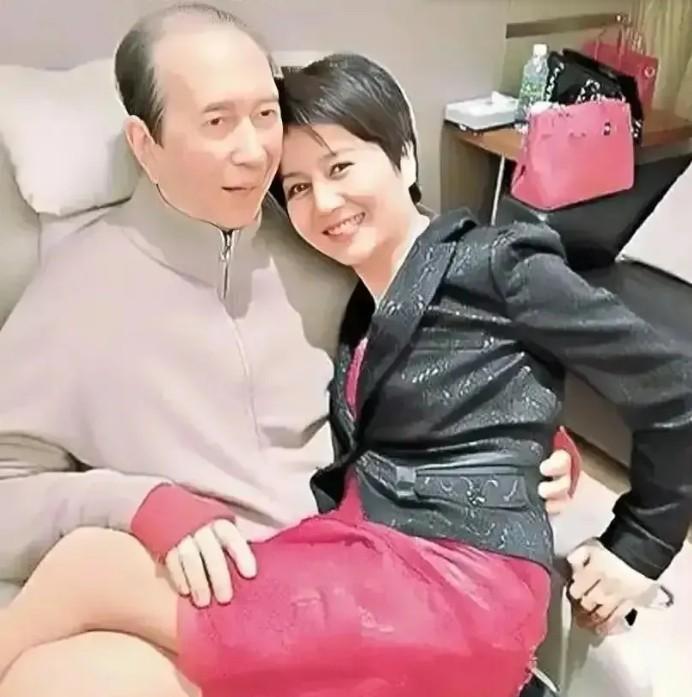 2020年鲁豫采访时，镜头怼着梁安琪的脸问：“四个女人共享一个丈夫，你会不会很难