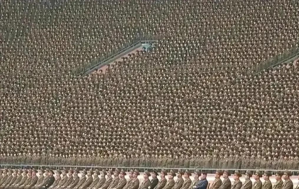 金总接见受阅官兵，并与数万名将士进行大合影，场面非常恢宏和壮观。