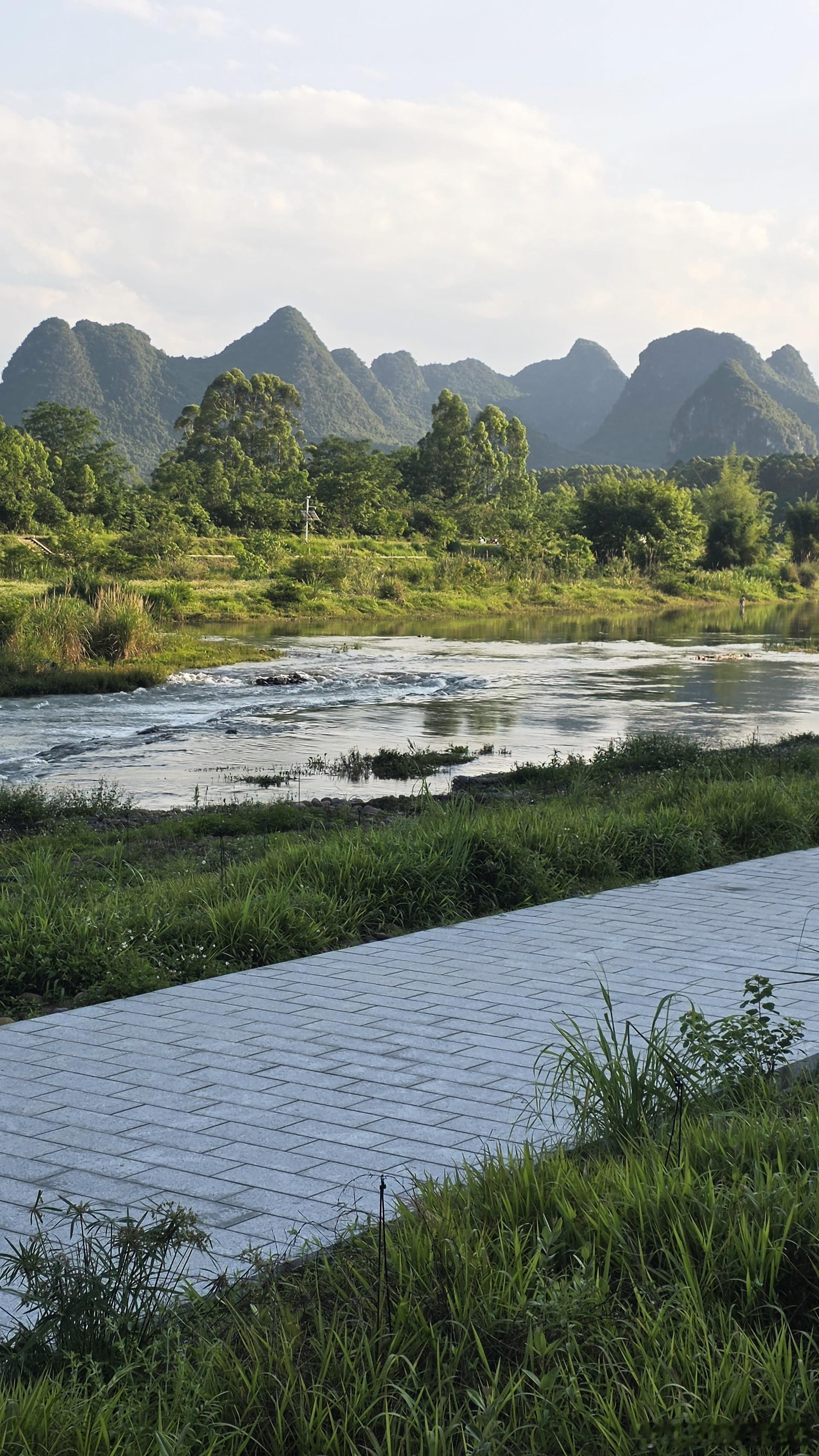 跑个10公里，天气好看着心情爽但还是挺晒的🤣，夏天到了感觉避免不了皮肤黑几个度