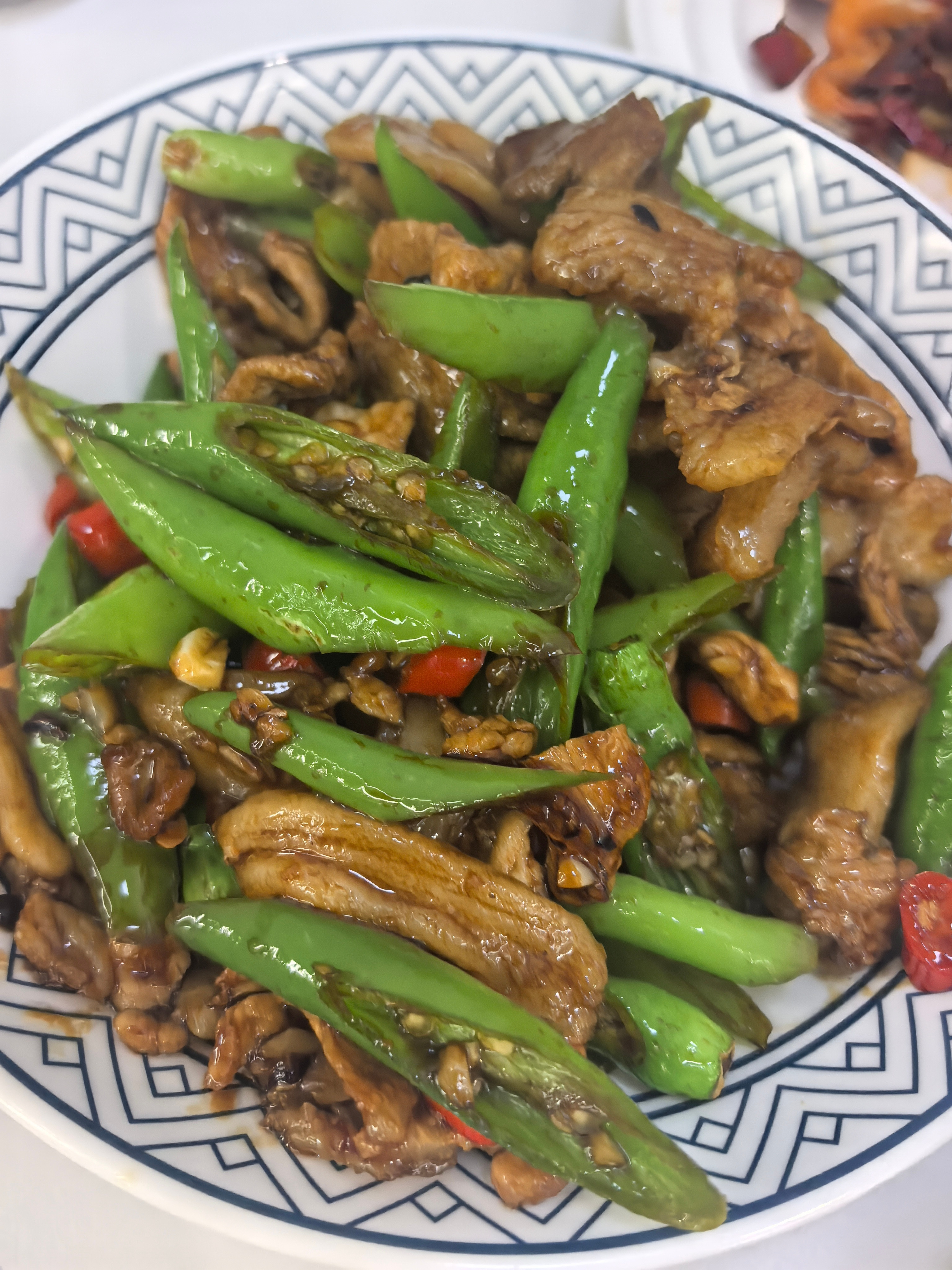 从昨晚失声到现在，而我，你的朋友，面对一桌子川菜我只能瞪着俩大眼珠子，默默吃俩素