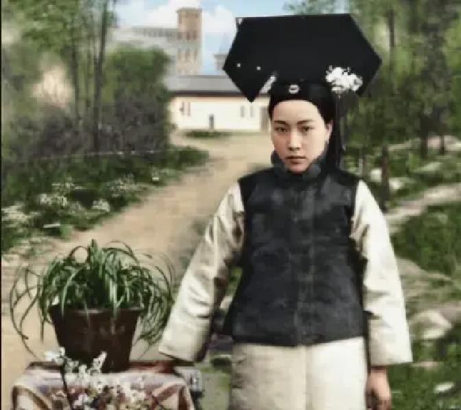 末代皇帝溥仪，九岁还在喝乳娘奶水，乳娘每次给他喂奶，都得特意把旁人全部支开。这是溥仪在自己回忆录里亲