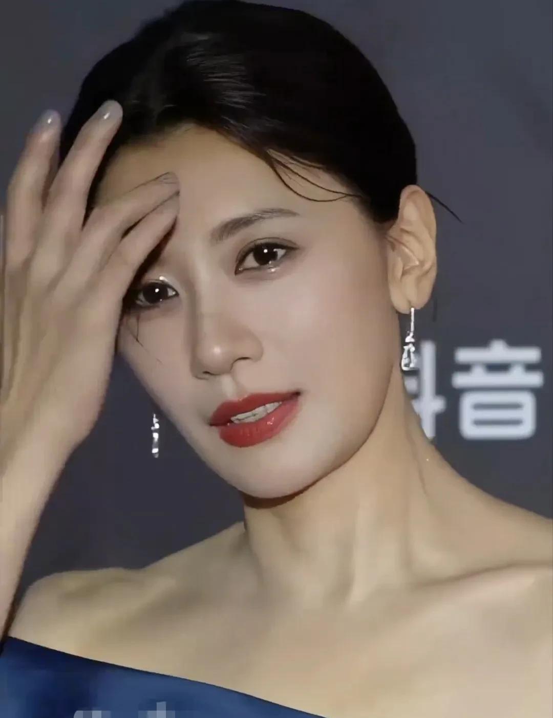 岁月从不败美人，漂亮女星万万千，我却独爱贾静雯！明星真的美的像个精致的礼品