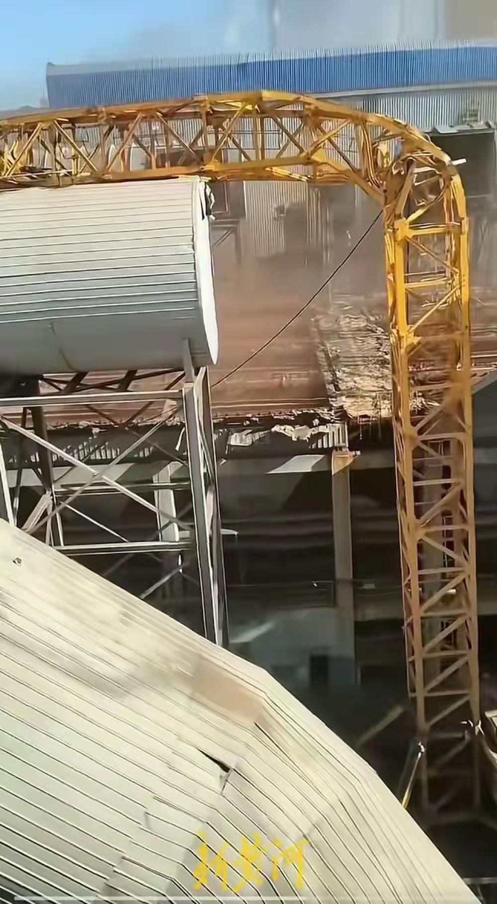 河北昌黎钢铁厂塔吊15米高空弯折倒塌，司机不幸身亡近日，河北昌黎的一起钢铁厂