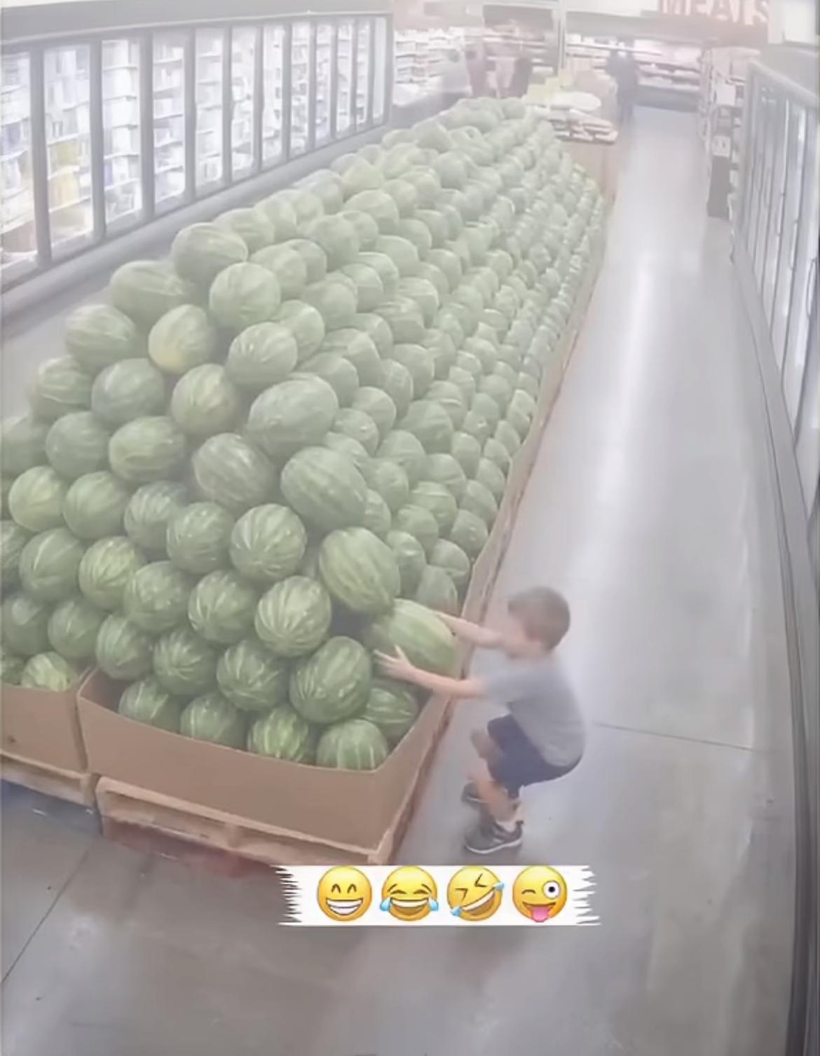 白人小孩在日本超市闯大祸了！他用手拿了最底下的西瓜，导致货架上的西瓜掉地上摔坏了