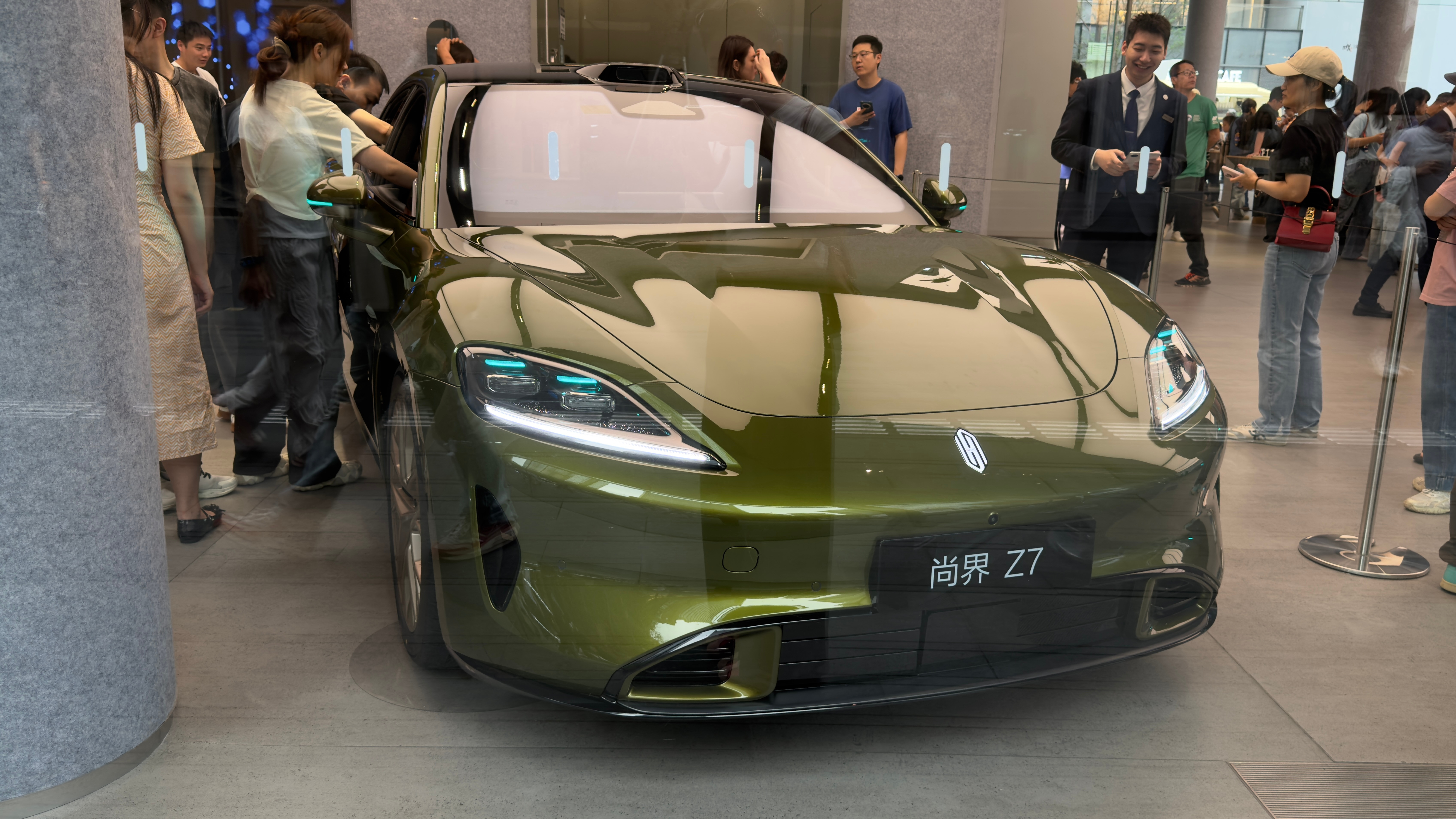 陪娃出来逛商场，路过鸿蒙智行，尚界Z7也太帅了吧，尤其图二的侧面姿态，大溜背+柔