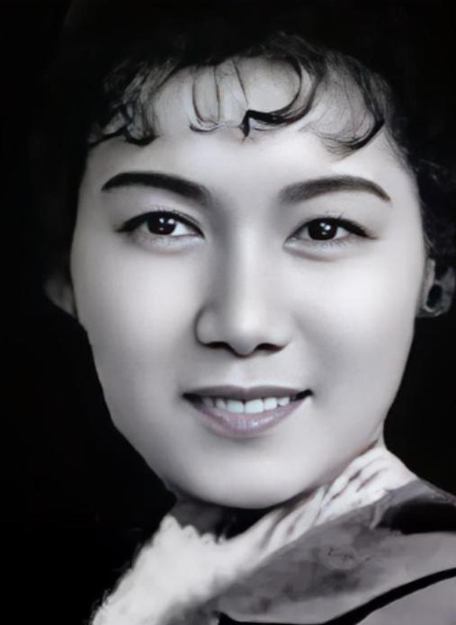 1952年，在北京城的一次文人聚会上，发生了一件让在场所有人都捏把汗的事儿。那会