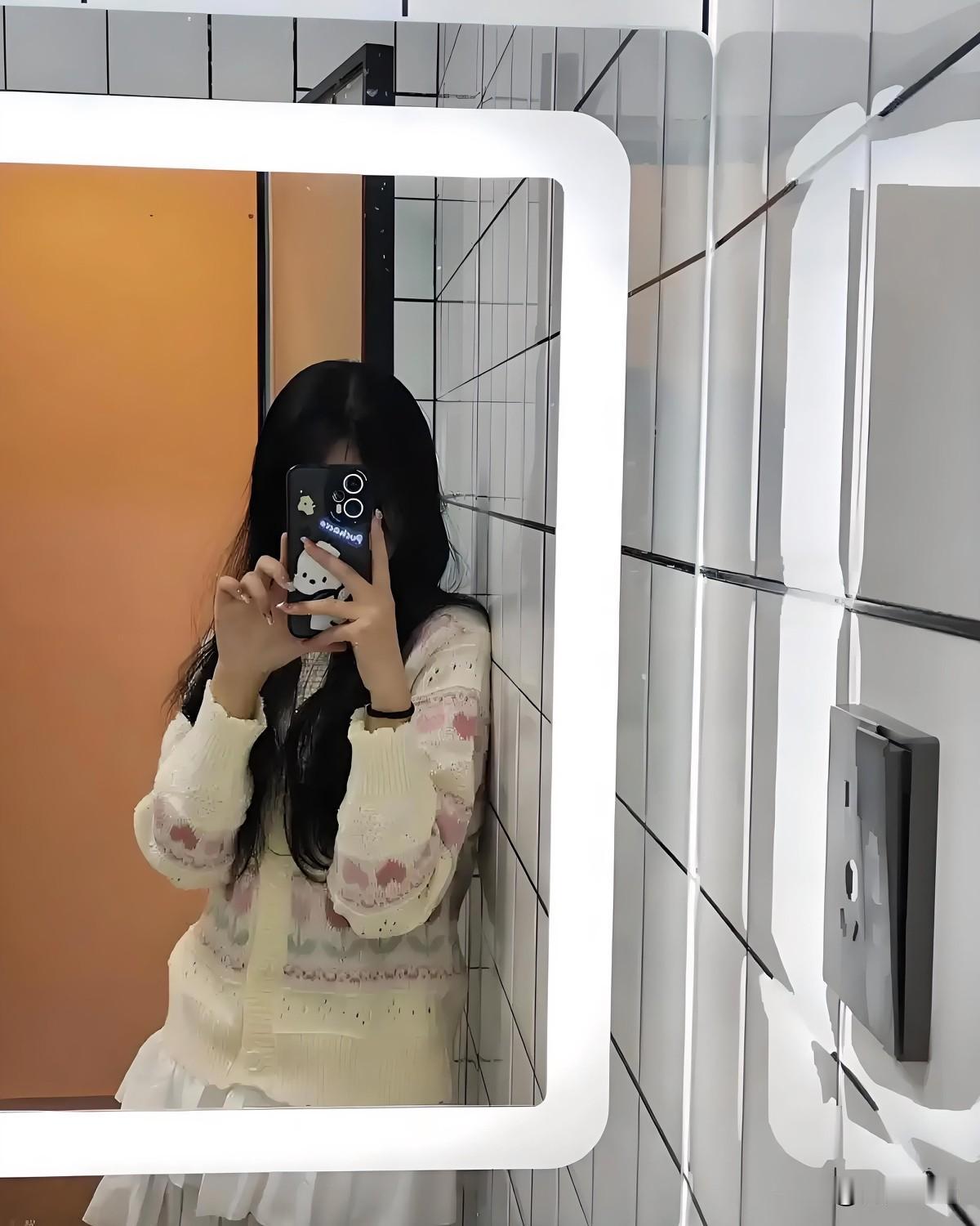 听我一句劝，千万别轻易喜欢上那些生活重心全在网恋或网游里的女生，否则苦的真是自己