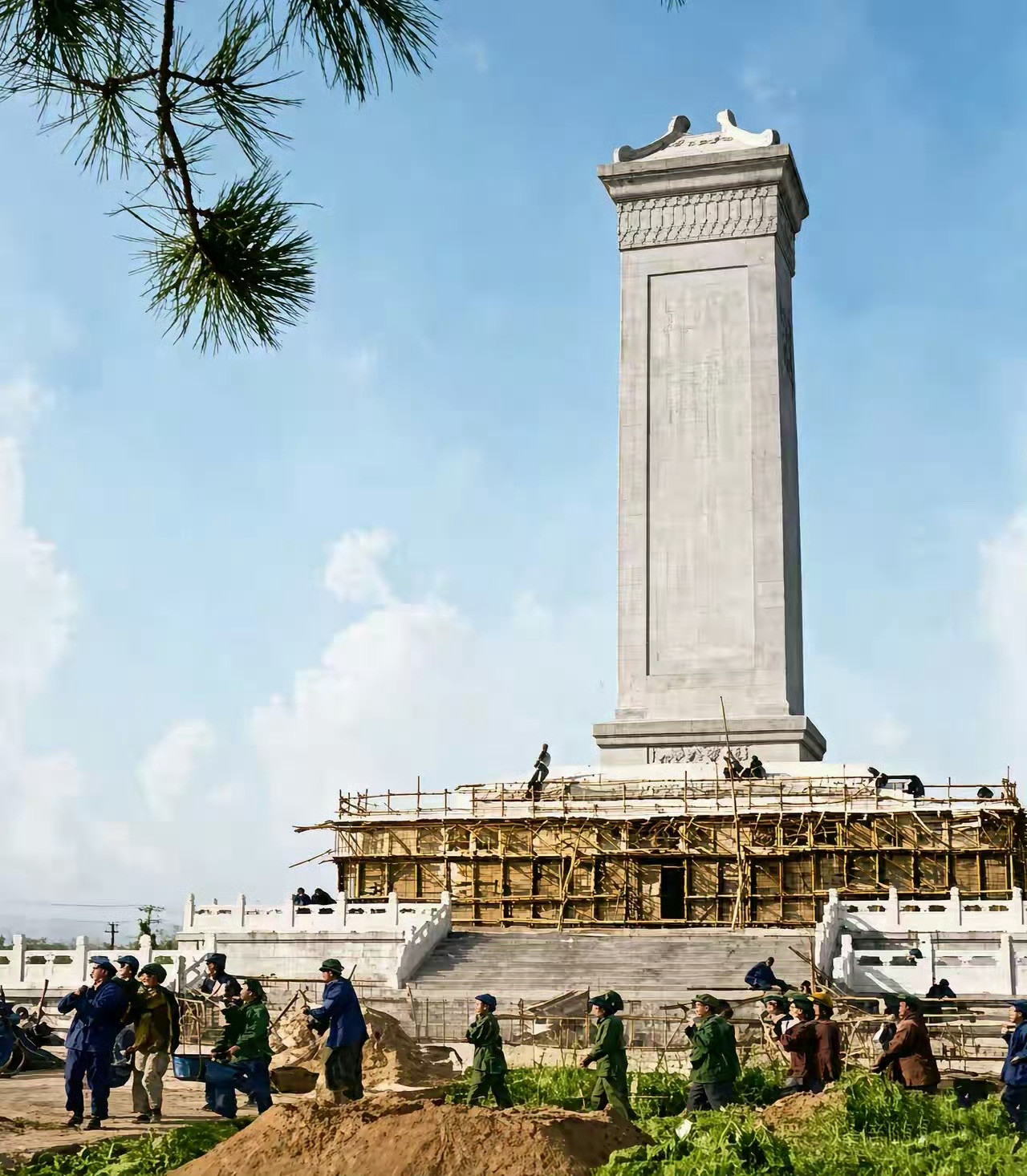 北京天安门广场人民英雄纪念碑于1949年9月30日奠基，1952年8月1日正式动