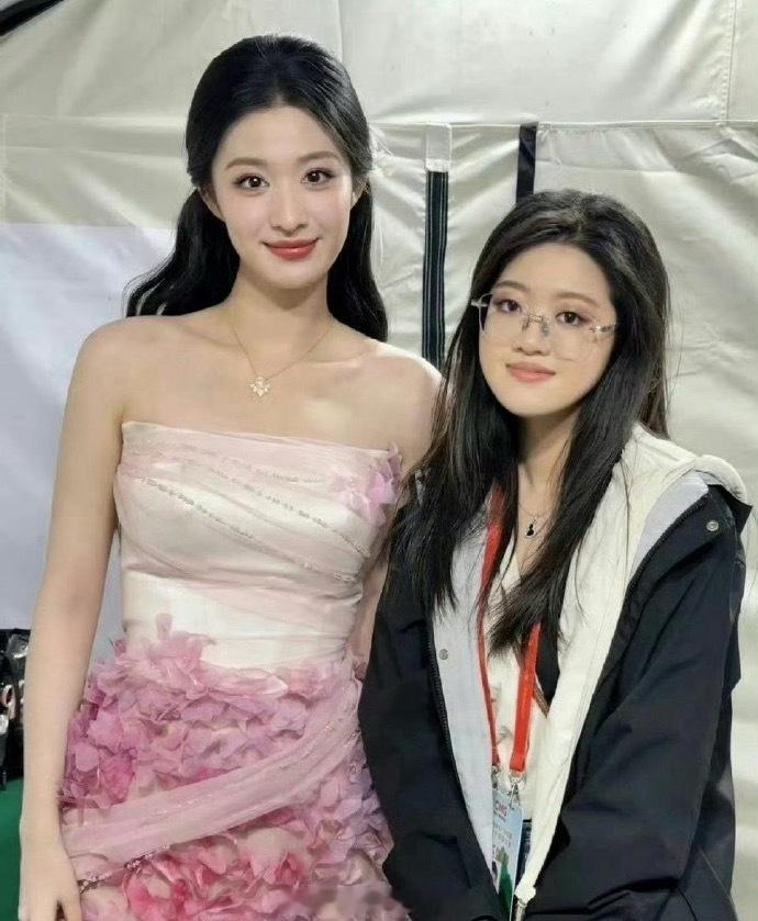 说王楚然很大只也没错，但看这骨骼和五官也是个大美女啊