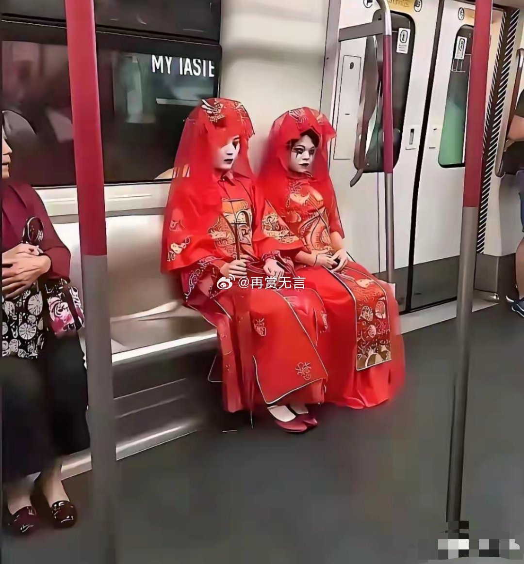 应该是在横店影视城刚拍完古装剧出来回家还没来不及卸妆吧。