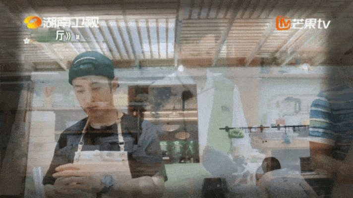 黄晓明一道菜做了十年黄晓明中餐厅唯一10年都在的人作为十季全勤的元老，黄晓明看着