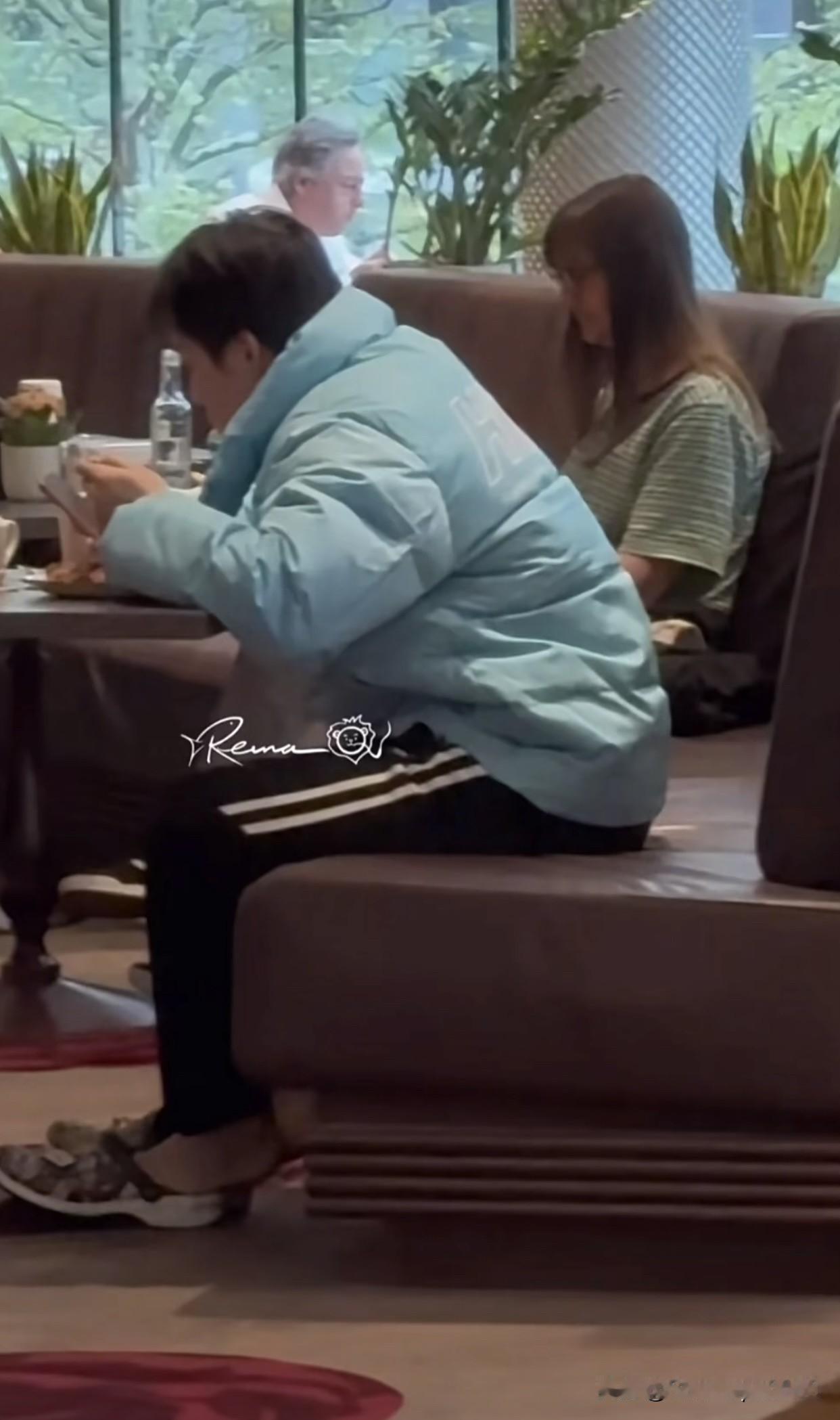 伦敦有点冷，头哥已经安排上羽绒服了，很注意保暖，只是脚脚也要保暖呀，还穿了凉