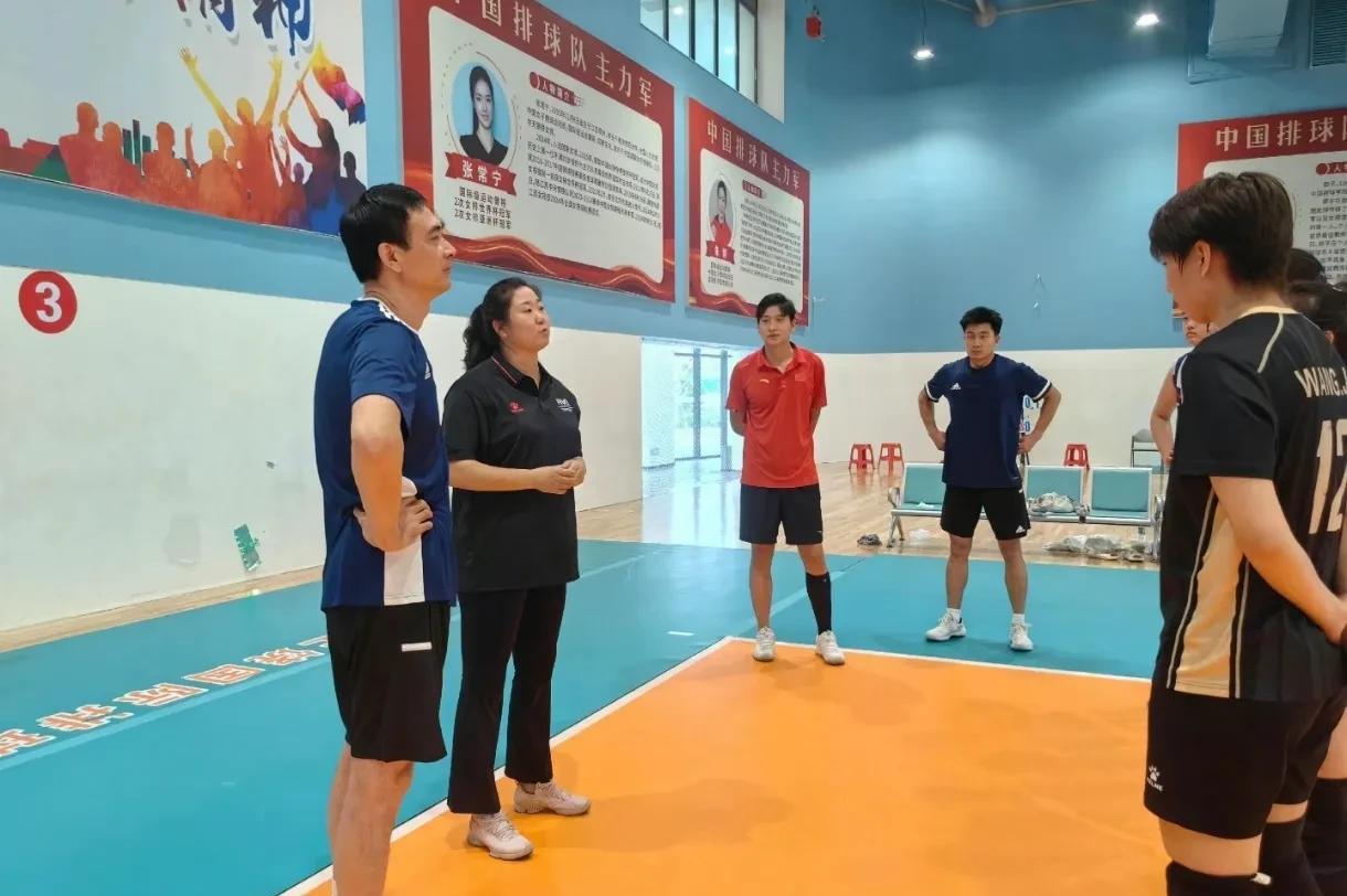 女排奥运冠军张娜为陈友泉执教的江西女排“站台”，背景C位是张常宁。第21届全国中