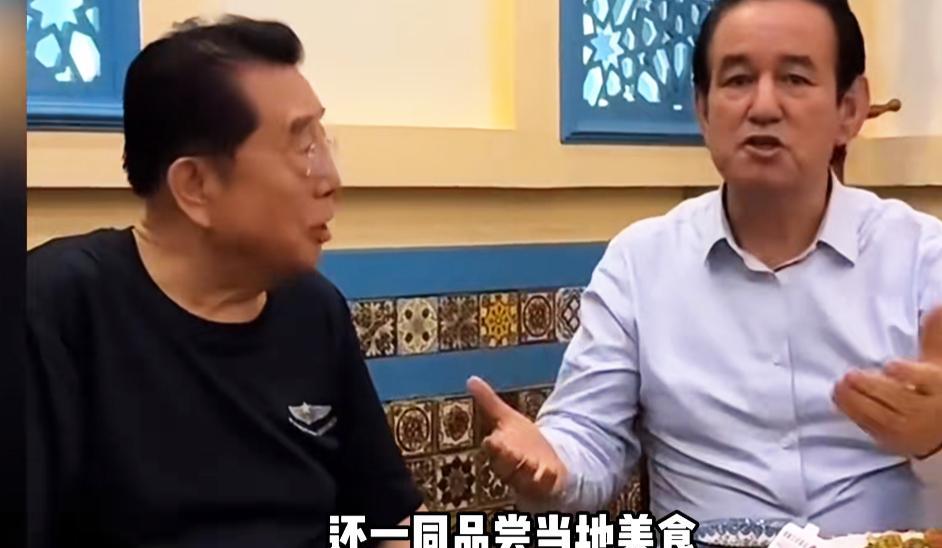 86岁李双江带梦鸽重游新疆，老两口景区合影太温馨！[比心]最近有网友在新疆吐鲁