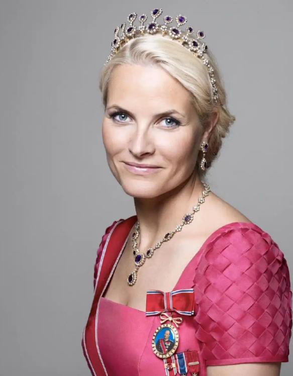 王室烦心事多，挪威王储妃梅特-玛丽特陷入了萝莉岛风波，温莎王室安德鲁王子遭到持续