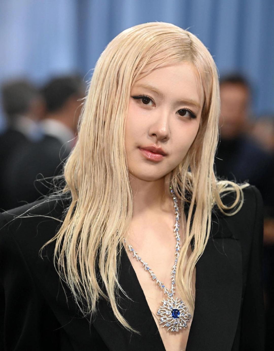 朴彩英这头金发，染了快两百次，头皮都快抗议了。昨天刷到朴彩英发型师的