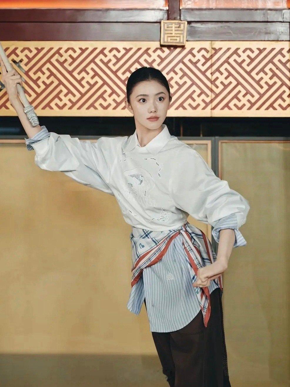 刘浩存认真起来的模样，自带一种干净又乖巧的氛围感，特别耐看。​