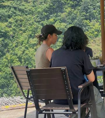 蔡少芬张晋带着三个孩子全家出动打卡贵州绝美瀑布咖啡，蔡少芬气色超好素颜...