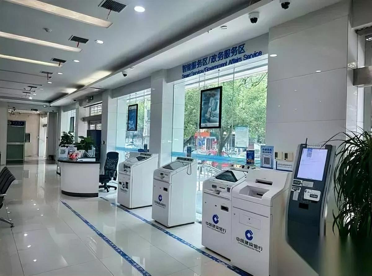 退休夫妻取空银行卡！百万现金全换纸质存单亲眼见他们分两家存49万，剩下2