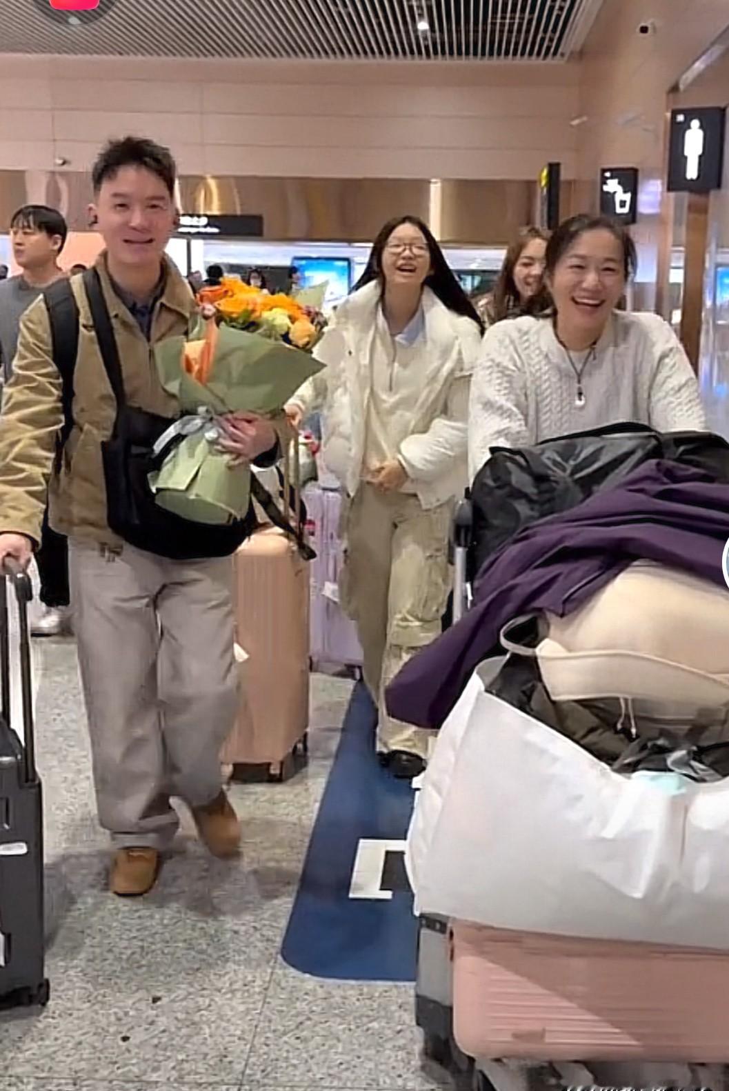 许健华一句话，撕开了多少已婚女人的体面。后座塞满四个娃，方向盘一转，脸上那种卸