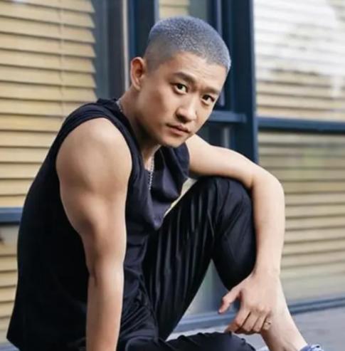 曹云金说：我效力德云社五年了，一个月30多场演出，每个月只有4000多的酬劳，走