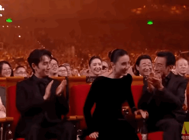 让朱一龙笑死了！宋佳起身致谢的时候，朱一龙做了一个小动作，周围人哄堂大笑，朱一龙