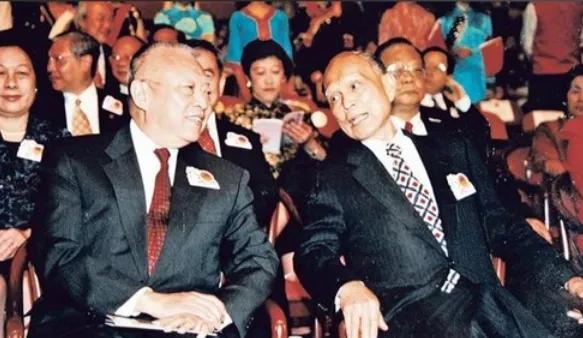 1982年4月，董建华的父亲董浩云病重住院。作为长子，他走进病房，父亲握着他的手