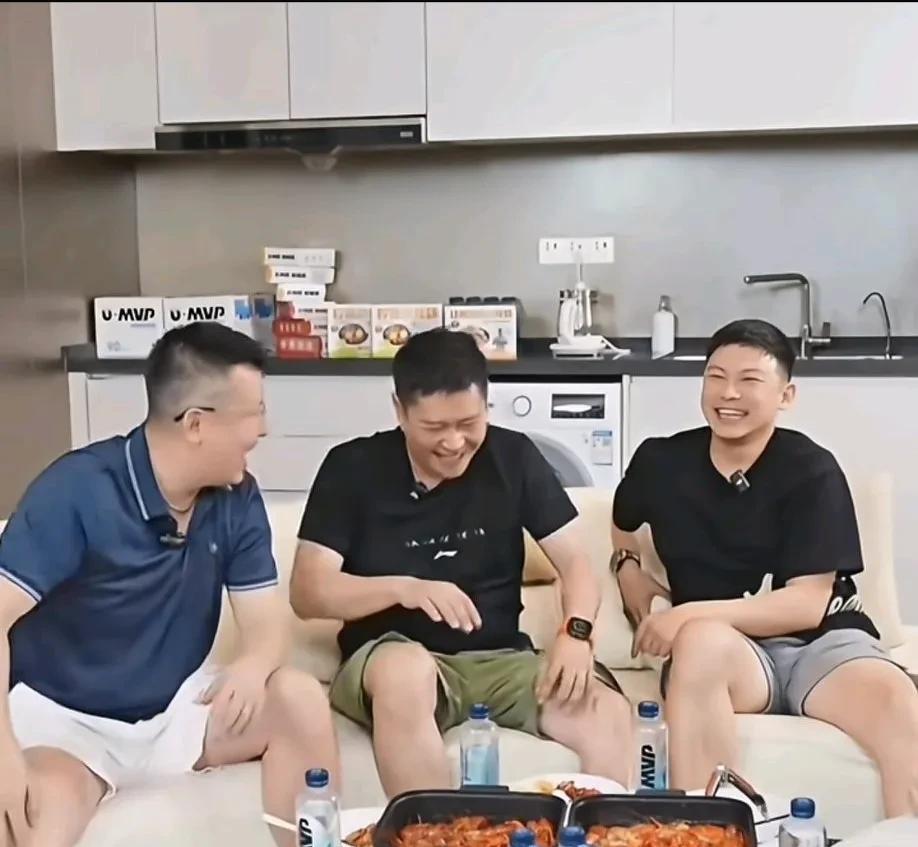主持人:网友问你们三个人带教练谁成绩好？CoCo:这个就不用说了，成绩还是不错