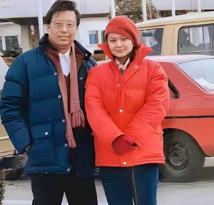 这是李双江年轻时候跟前妻丁英的一张合影，照片中的他们看着还是挺有夫妻相的。两