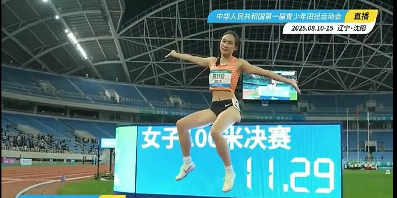 毕竟还是小姑娘，拍照姿势都是那么可爱。11秒29，60米过后就是无人区，未来2