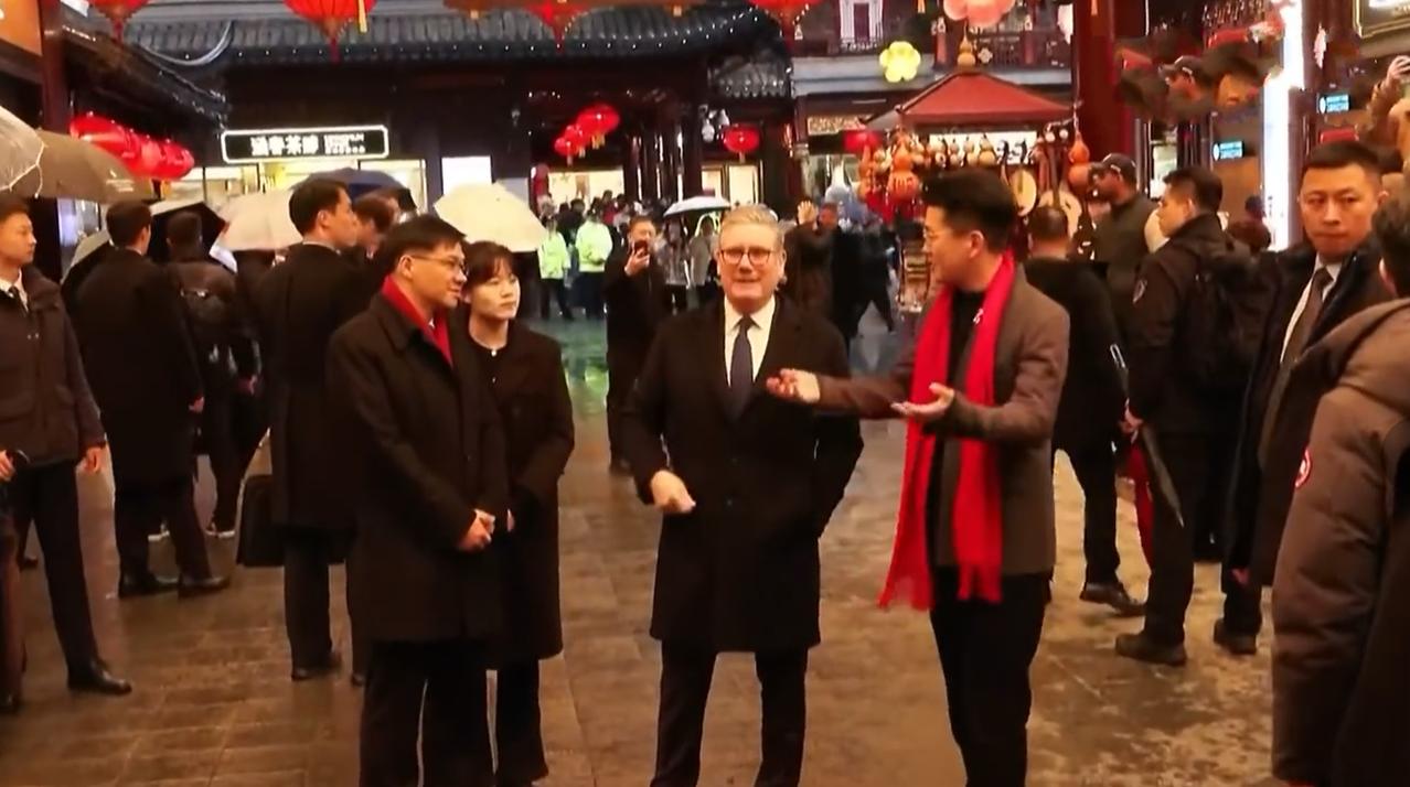 1月30日斯塔默游豫园，翻译小姐姐好清纯可人！只见这个小姐姐穿着黑色风衣与黑裤，