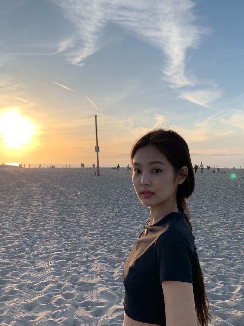 我真的特别喜欢Jennie这组海边沙滩随拍照恰到好处的落日余晖溢出屏幕的青涩