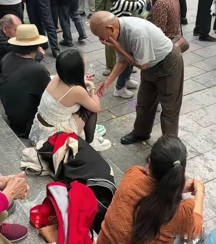 柳州公园的“付费舞局”也太颠覆认知了！退休大爷揣着退休金守在舞池边，