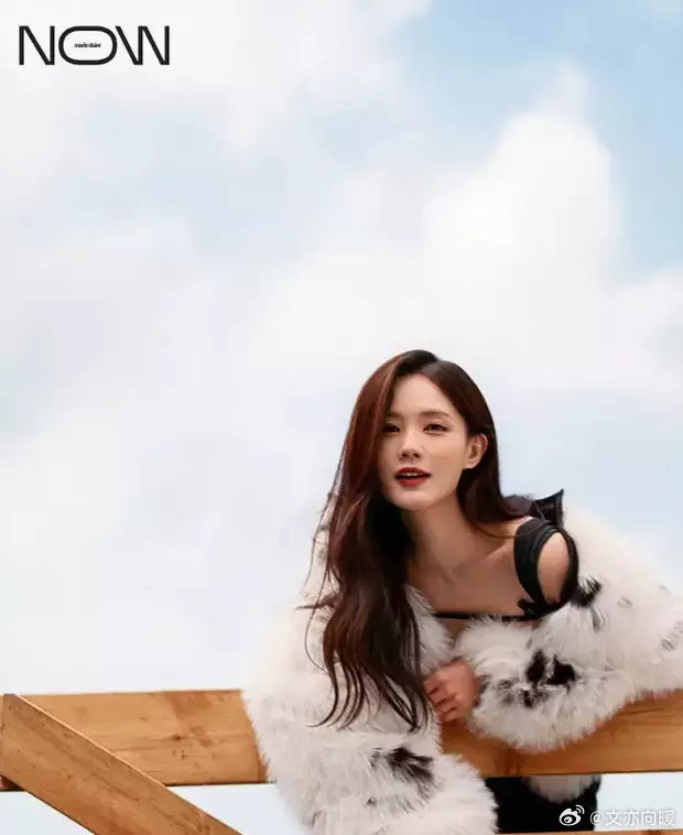 李一桐身穿姜黄色长裙秋日氛围拉满对镜自拍嘟嘴好萌​​​