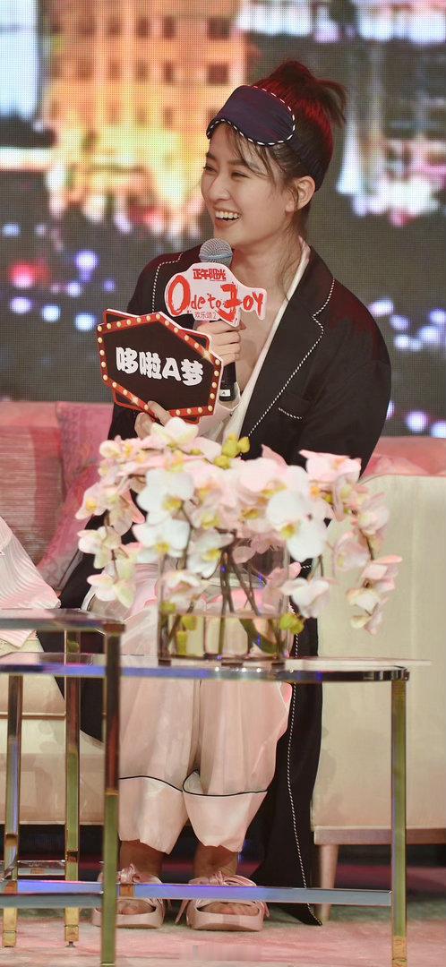 乔欣欢乐颂发布会睡衣装扮有点可爱随性​​​