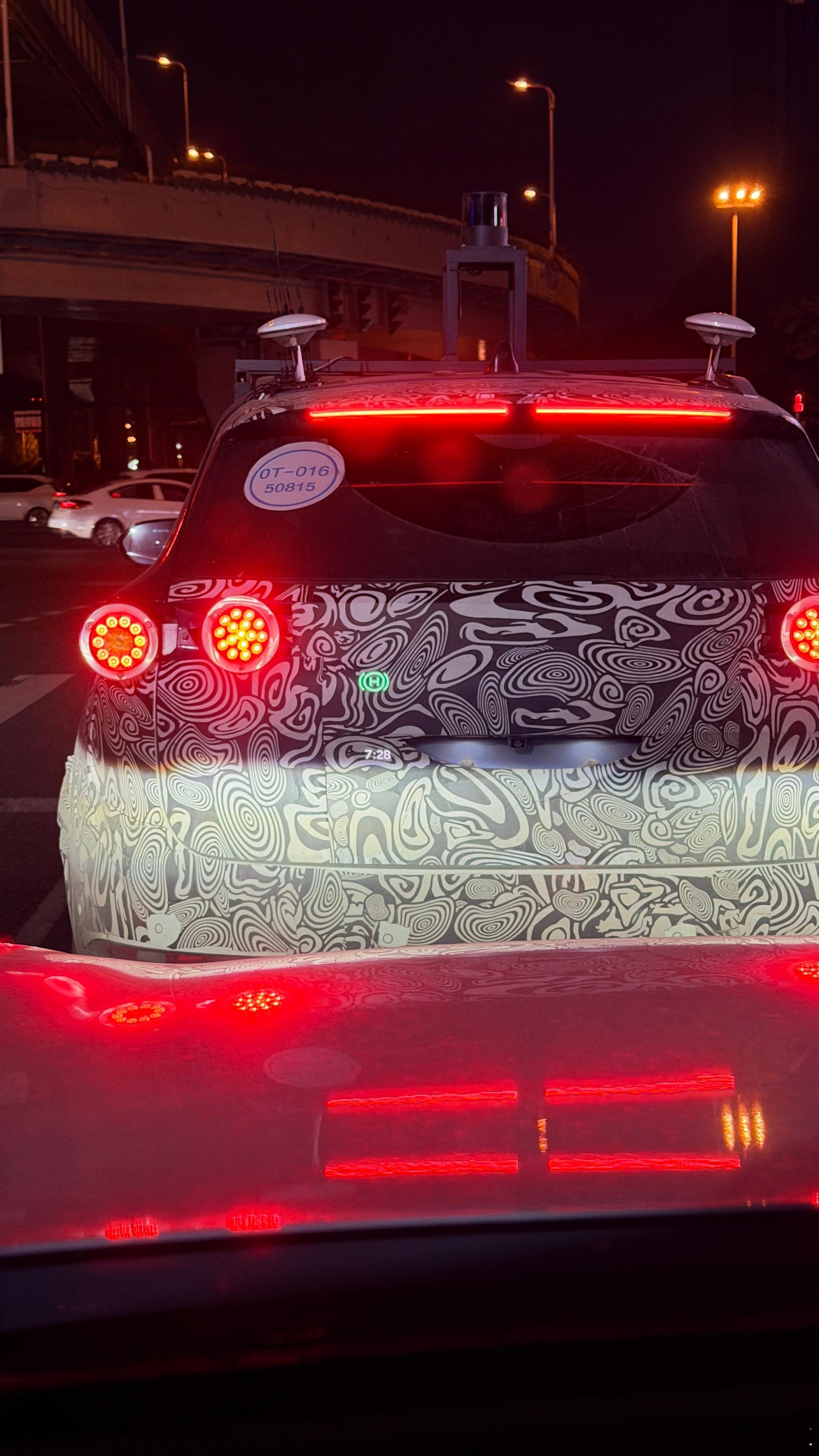 路遇！！！这是啥车？[doge]​​​