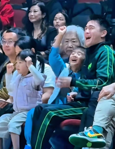 赌王儿子何猷君，突然冲上热搜，这次不是因为奚梦瑶，而是他被扒出独自带着儿子何广燊