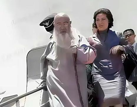 1949年12月，解放军快进成都时，张大千靠国民党高官张群，拿到最后三张飞台北的