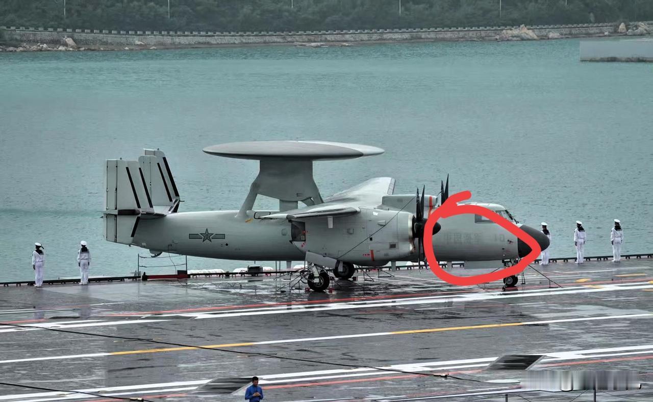 福建舰入列现场，甲板上空警600有了新变化，说明了大问题！9月22日，福建舰