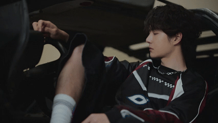 王一博驰骋春日穿搭赛道打造春日出圈造型，足下选择至关重要。王一博鞋款风格简约又