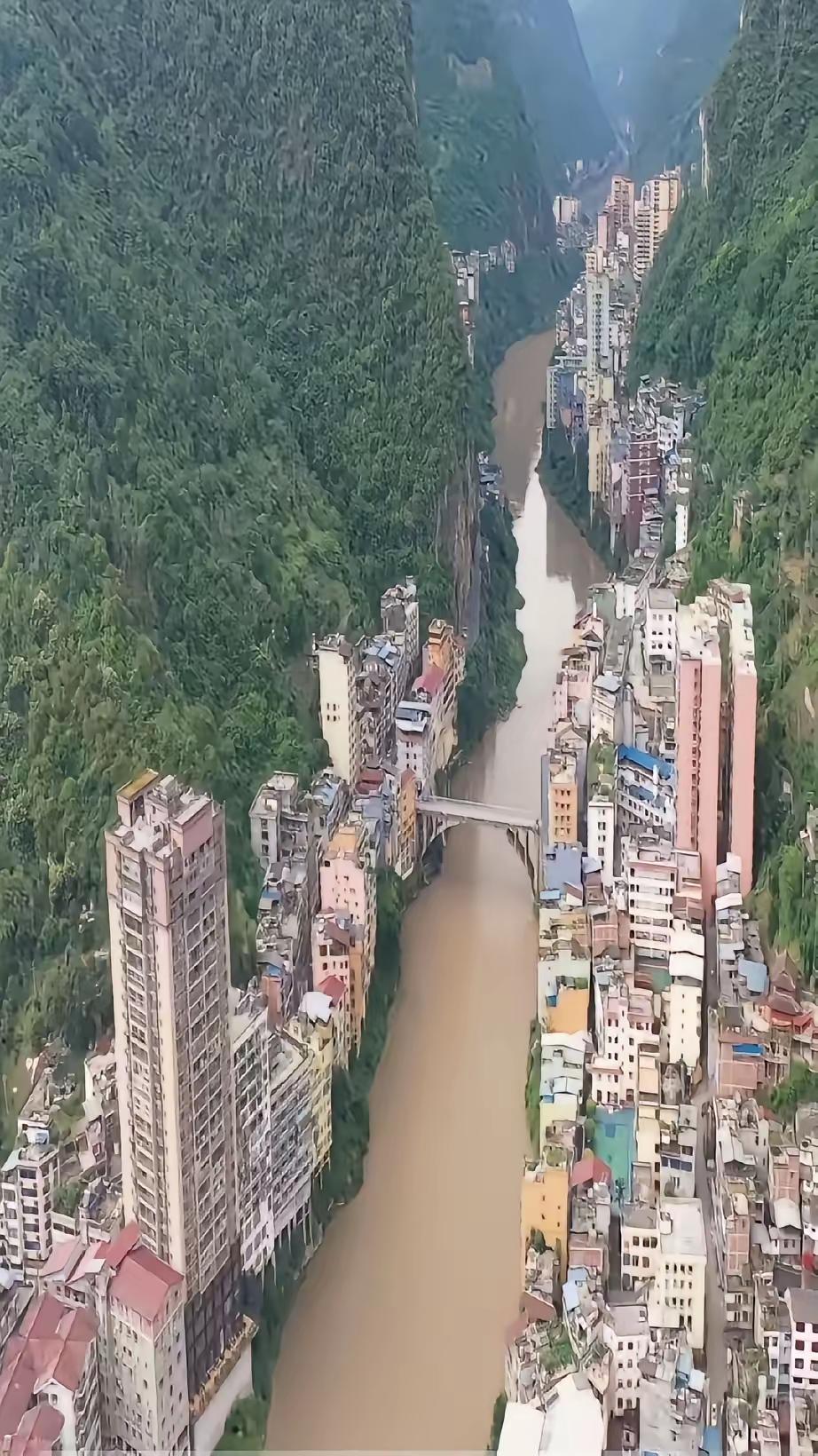 一眼就被盐津峡谷里的独特景致打动，狭长河谷依山傍水，天生自带氛围感，很容易