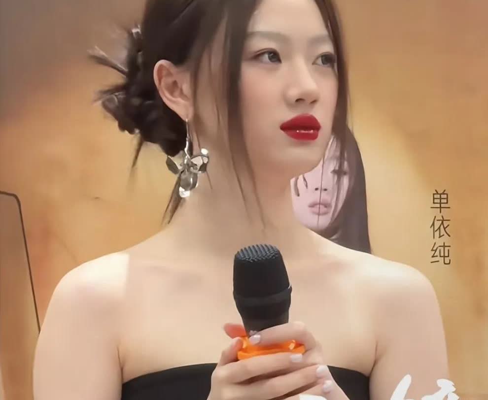 单依纯这几年采访说话真的是谨言慎行，而且高情商。记者问：观众说单依纯逐渐