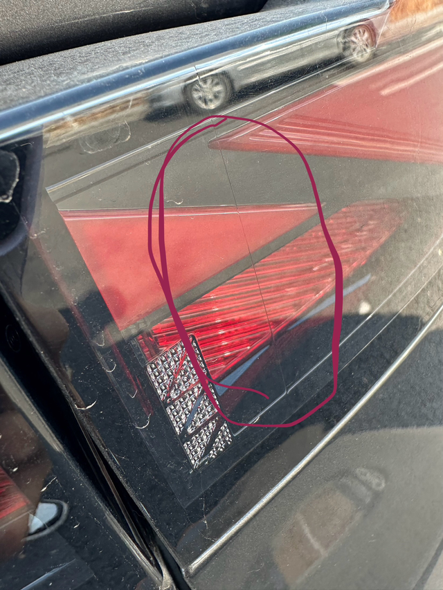 univ尾灯开裂是不是正常的？一年了，还是逃不过呀