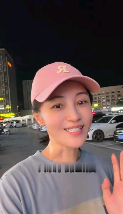 嘉兴夜市偶遇姚笛，44岁女星独自撸串对瓶喝酒，闹市当中没人认出她！浙江嘉兴的