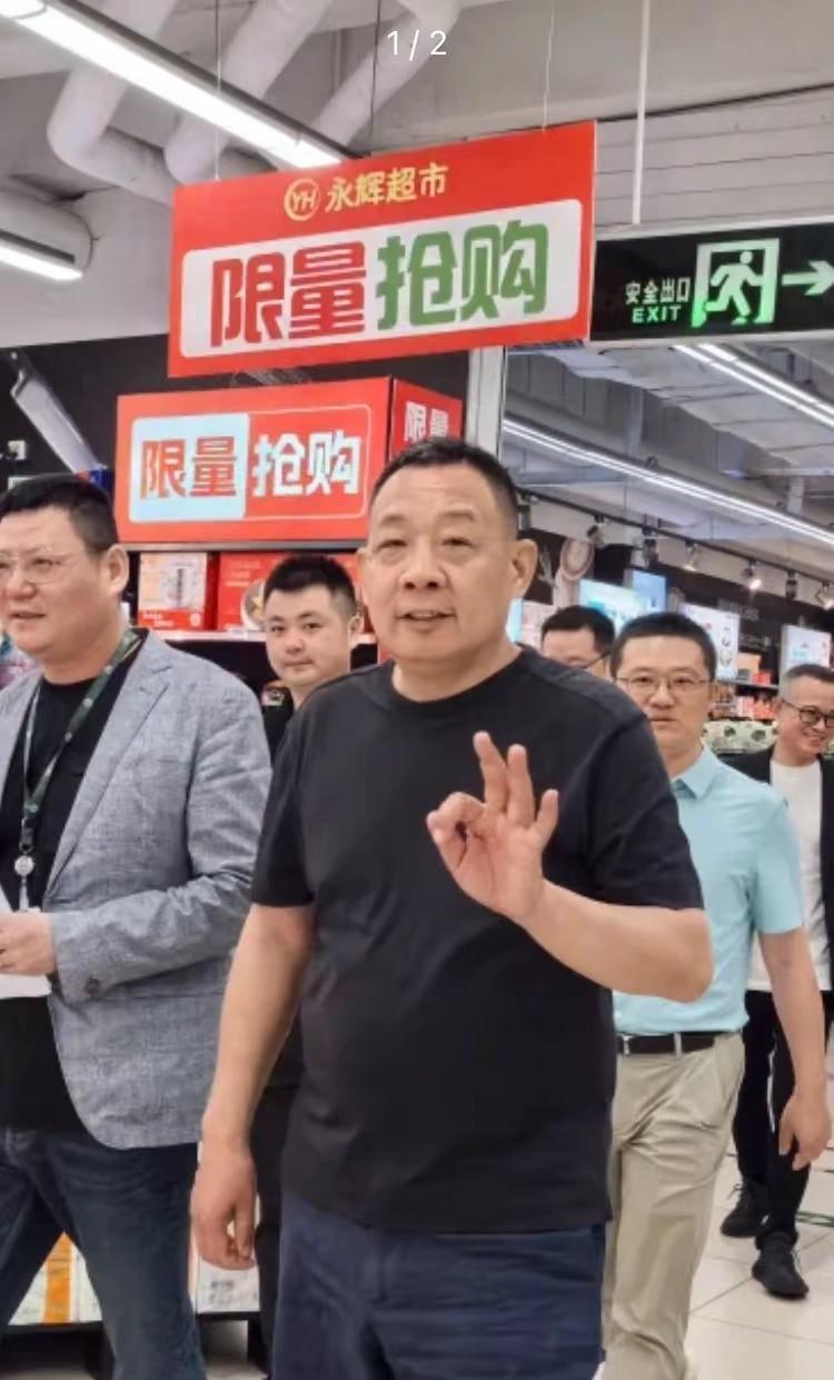 真打脸啊！胖东来是公司掏钱买礼物，海底捞居然让员工自费[惊恐]这一次，海底捞刚被