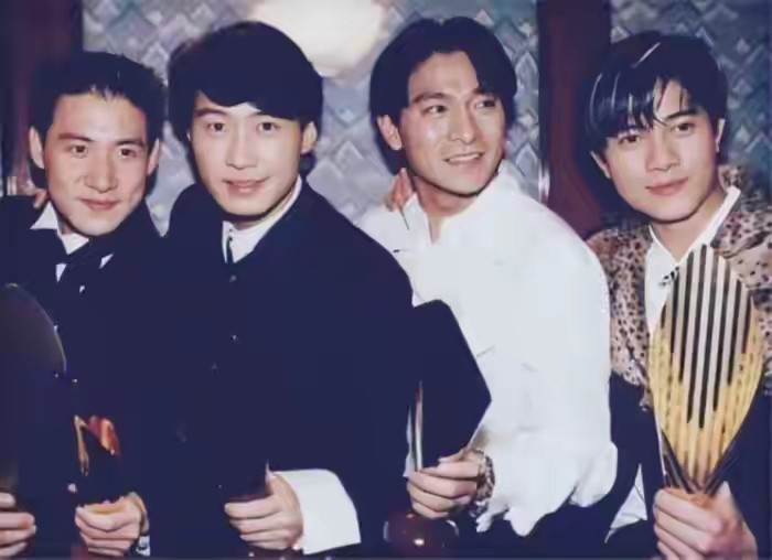 郭富城虽然显年轻，但他容颜还是变化好大，年轻时那叫做一个帅，如今的他看起来也是油腻大叔一个了。