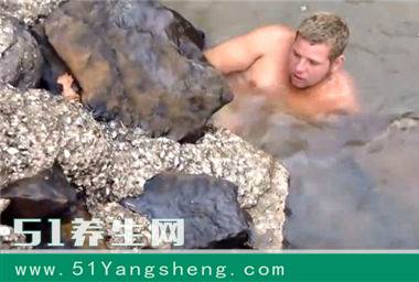 男子高兴地抓住一条鱼, 结果, 却让他沮丧不已