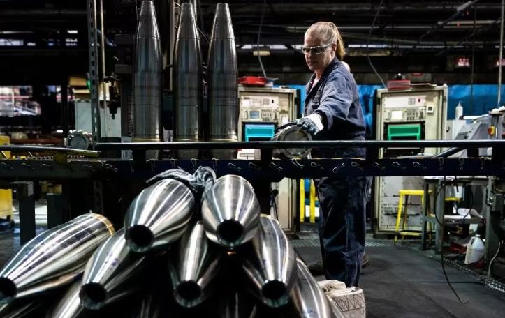 美军武器急需补充库存之际，中方果断宣布稀土涨价，这下白宫傻眼了！据彭博社报道，中