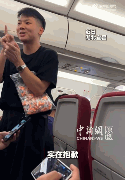 细节见人品，小事见人心！湖北宜昌，一男子一家三口赶深夜航班出游，因担心8个月大的